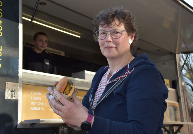 Eine Frau hält einen Burger in den Händen